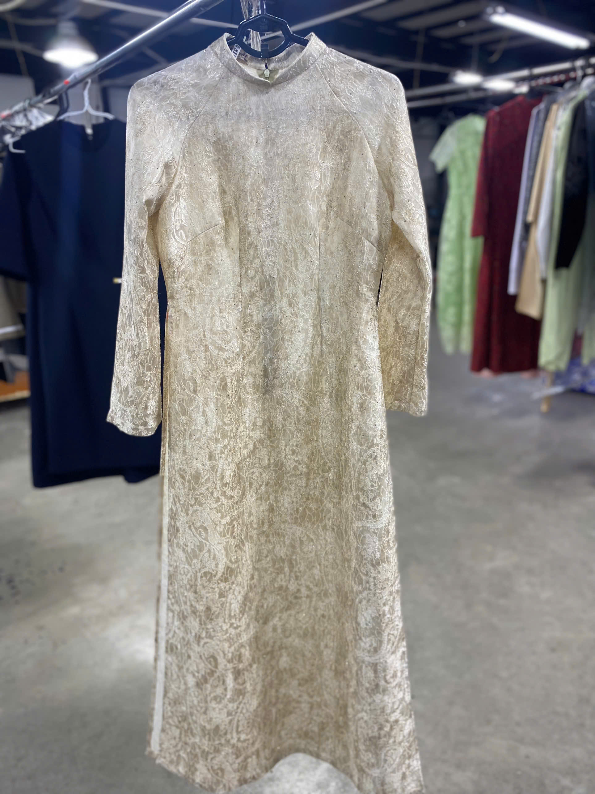 Gần tết không thể thiếu trang phục  áo dài , nhưng để giặt sạch Áo dài cao cấp (lụa, gấm, đính kết) nên ưu tiên giặt khô tại tiệm chuyên nghiệp để bảo vệ form dáng, chất liệu và chi tiết trang trí.